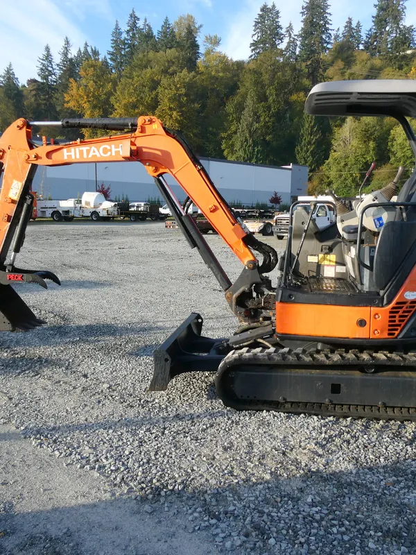 2011 HITACHI ZX30U-3